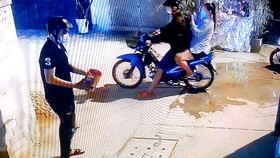 Hình ảnh nhóm đối tượng tạt sơn vào nhà cụ bà gần 90 tuổi ở quận Tân Bình được camera an ninh ghi lại