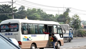 Xe dù đón khách đoạn đối diện cổng Trường Đại học Nông Lâm TPHCM Ảnh: Đình Lý