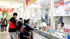 Hành khách mua vé xe đi lại tết tại Bến xe Miền Đông chiều 19-1