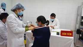 Sức khỏe các tình nguyện viên tiêm vaccine Nano Covax liều cao nhất ổn định