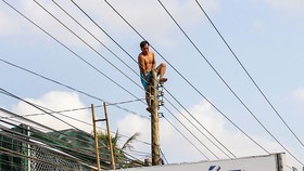 Một người bị ngáo đá tự leo lên cột điện.