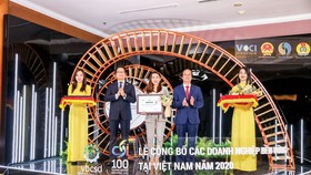 Ông Trần Tam, Chủ tịch HĐQT Phuc Khang Corporation, nhận bằng khen Top 100 doanh nghiệp bền vững Việt Nam 2020.