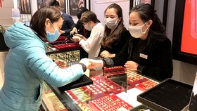 Khách hàng giao dịch vàng miếng.