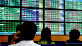 VN Index tăng gần 41 điểm, vàng SJC giảm gần 500.000 đồng/lượng