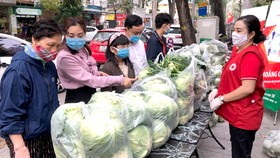 Người dân Hà Nội hưởng ứng mua nông sản của Hải Dương Ảnh: QUỐC KHÁNH