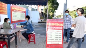 Người lao động nộp hồ sơ xin việc, phỏng vấn tại Công ty TNHH Puku Việt Nam, Khu công nghiệp Đồng An, tỉnh Bình Dương Ảnh: Đình Lý