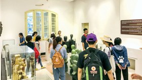 Học sinh tham quan và học ngoại khóa tại Không gian trưng bày nghệ thuật Điềm Phùng Thị.