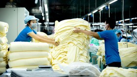 Sản xuất sản phẩm dệt may gia dụng xuất khẩu sang Hoa Kỳ tại Tổng Công ty cổ phần Phong Phú. Ảnh: CAO THĂNG