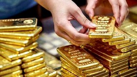 Vàng thế giới lao dốc, vàng trong nước ở mức cao