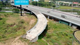 Đường Võ Văn Kiệt đến nay vẫn chưa kết nối hoàn chỉnh với quốc lộ 1A Ảnh: CAO THĂNG