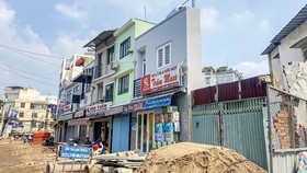Nhà siêu mỏng là vấn nạn đô thị đông dân cư như TPHCM, việc giải tỏa bồi thường theo giá thị trường hoặc tái định cư không hề dễ.