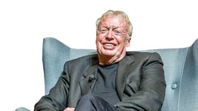 Phil Knight Khai sinh đế chế giày Nike