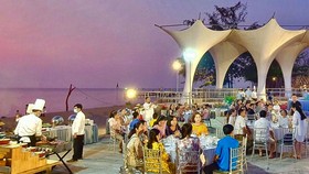 Du khách ăn tối trên bãi biển ở Phú Quốc. Ảnh: CHẾ HÂN