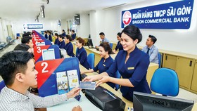 Khách hàng giao dịch tại SCB.