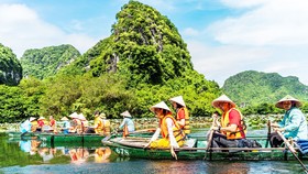 Du khách TPHCM tham quan quần thể danh thắng Tràng An (Ninh Bình)
