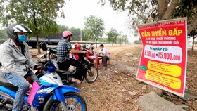 Nhiều doanh nghiệp cử nhân sự tuyển dụng ngay cổng công ty