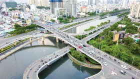 Cầu Nguyễn Văn Cừ bắc qua kênh Tàu Hủ. Ảnh: HOÀNG HÙNG