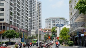 Cao ốc giăng đầy 2 bên đường Phổ Quang, khiến tình trạng kẹt xe diễn ra thường xuyên Ảnh: ĐỨC TRUNG