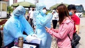 Lực lượng chức năng Bắc Ninh kiểm tra sức khỏe công nhân trước khi vào khu công nghiệp