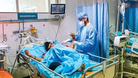 Điều trị bệnh nhân mắc Covid-19 tại Ấn Độ.