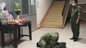 Không được về nhà nhìn mẹ lần cuối, một chiến sĩ bái vọng mẹ trong khu cách ly