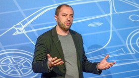 CEO Jan Koum- Cha đẻ ứng dụng 2 tỷ người dùng