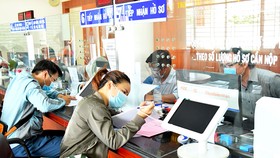 Công chức TP Thủ Đức (TPHCM) hướng dẫn người dân làm thủ tục hành chính. Ảnh: VIỆT DŨNG