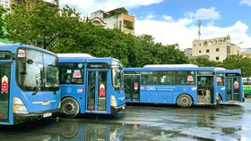 Xe buýt sử dụng khí nén thiên nhiên (CNG) chờ giờ xuất bến tại Bến xe Chợ Lớn Ảnh: HOÀNG HÙNG