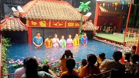 Các diễn viên múa rối nước chào khán giả (ảnh chụp trước thời điểm dịch Covid-19 bùng phát)