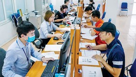 Hỗ trợ người dân làm thủ tục nhận tiền hỗ trợ bị ảnh hưởng covid.