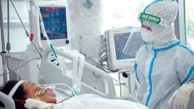 Trang bị thiết bị mới, hiện đại sẽ giúp việc điều trị bệnh nhân được thuận lợi hơn tại Bệnh viện Hồi sức Covid-19, TP Thủ Đức, TPHCM. Ảnh: HOÀNG HÙNG