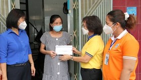 Trao hỗ trợ thai phụ khó khăn tại quận 6, TPHCM