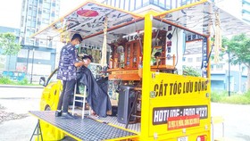 Xe cắt tóc lưu động ở bệnh viện dã chiến