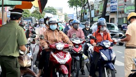 Giao thông bắt đầu “nhộn nhịp”, shipper xếp hàng dài chờ xét nghiệm