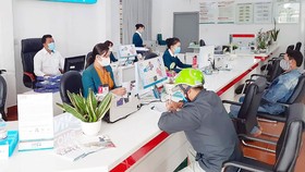 Khách hàng giao dịch tại Kienlongbank
