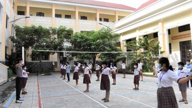 2 trường đầu tiên của TPHCM mở cửa trở lại: Học sinh nô nức tựu trường