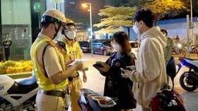 Rủ nhau đổ về phố đi bộ Nguyễn Huệ tụ tập, ăn uống: nhiều người dân coi thường 5K