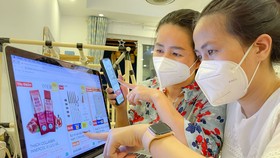 Người tiêu dùng so sánh các kênh bán hàng về giá cả và quyết định mua hàng qua phần xem bình luận của các khách hàng trước đó, ngày 21-10. Ảnh: HOÀNG HÙNG