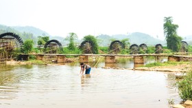Cô gái Mường bên những cọn nước trên con đường vào bản Hắm, Khả Cửu.