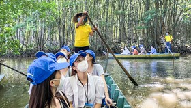 Những chiến sĩ tuyến đầu chống dịch trải nghiệm tour du lịch tại Cần Giờ sau khi TPHCM trở lại bình thường mới.