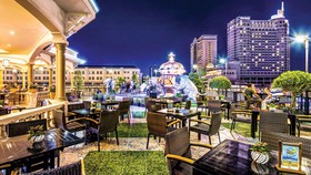 Rooftop Garden Bar - tầng 5 khách sạn Rex Sài Gòn.