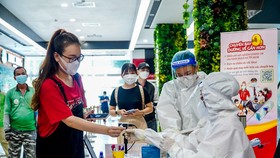 Xét nghiệm tại sân bay.
