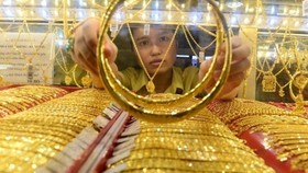 Vàng, chứng khoán đồng loạt tăng giá