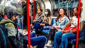 Phương tiện công cộng London là nơi duy nhất ở Anh có quy định đeo khẩu trang, nhưng nó thường bị bỏ qua.