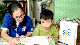 Gia sư áo xanh đến từng phòng trọ dạy học khi dịch Covid-19 chưa bùng phát