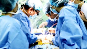 Các bác sĩ đang thực hiện một ca ghép gan cho bệnh nhân nhỏ tuổi