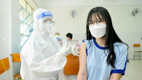 Tiêm vaccine Covid-19 cho học sinh ở quận 1, TPHCM Ảnh: CAO THĂNG