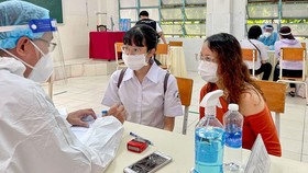 Khám sàng lọc trước khi tiêm vaccine Covid-19 cho học sinh tại TPHCM Ảnh: HOÀNG HÙNG