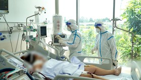 Nhân viên y tế đang chăm sóc và điều trị cho bệnh nhân mắc Covid-19