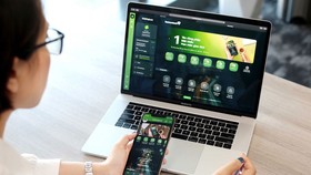 Nhiều ngân hàng cho phép chuyển đổi thẻ từ sang thẻ chip qua cây ATM, các ứng dụng điện thoại, trên Internet Banking Ảnh: Huy Phan